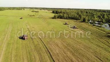 四个收割机从靠近森林和沼泽边缘的<strong>农田</strong>中切下成熟的燕麦。 粮食生产的概念